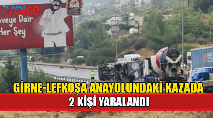 Bordür taşlarına çarpan kamyonet devrildi!