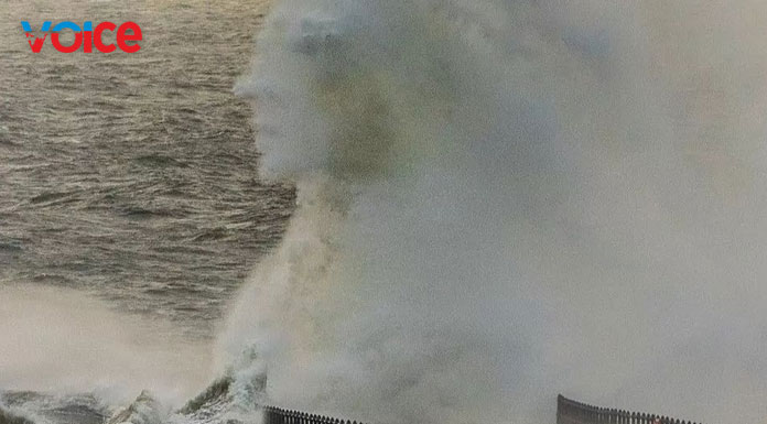 Photographer captures 'face' in breaking wave at Roke