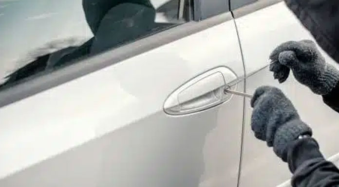 Gönyeli'de park halindeki araçta hırsızlık!
