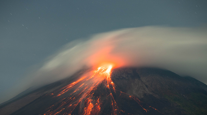 Endonezya'daki Merapi Yanardağı lav ve kül püskürtmeye devam ediyor