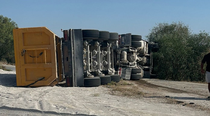 Karşı şeride geçen kamyon devrildi!