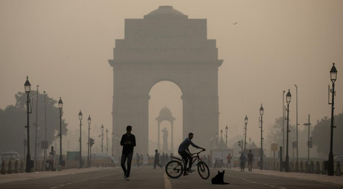 Delhi, sınırın 50 kat üzerinde zehirli dumanla mücadele ediyor