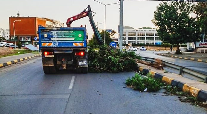 Fırtına kırdı geçirdi!