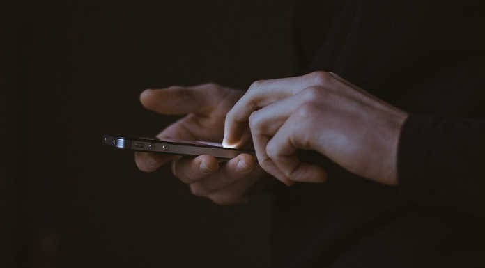 Yerde bulduğu cep telefonunu çaldı!