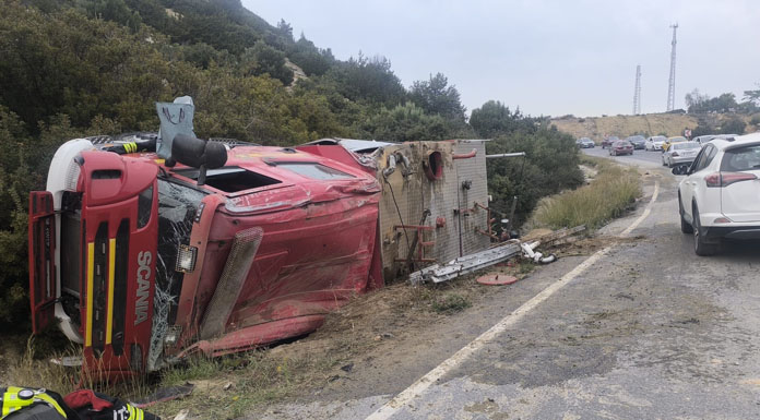 Kazada devrilen itfaiye aracındaki 2 itfaiyeci yaralandı!