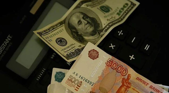 Putin'in rublesi, Trump'ın dolarını yeniyor