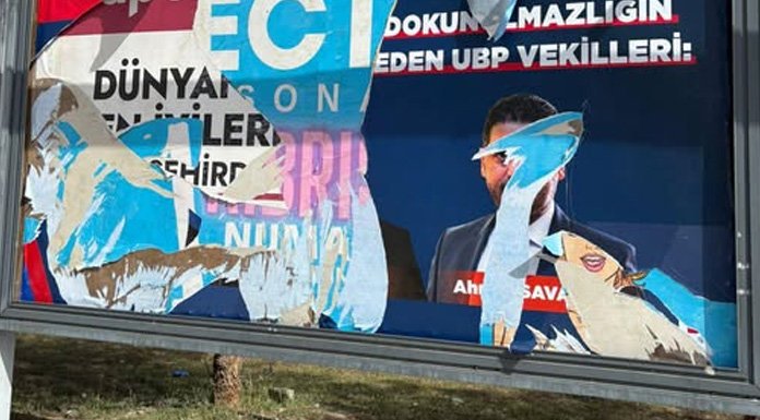 Dikkat çeken afişler parçalandı