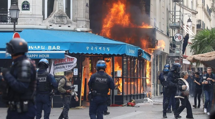 Fransa'da Macron karşıtı gösterilerde polisle protestocular çatıştı