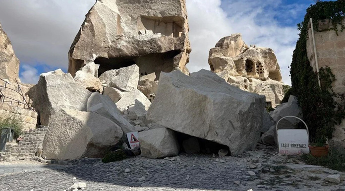 Kapadokya'da peribacası yıkıldı
