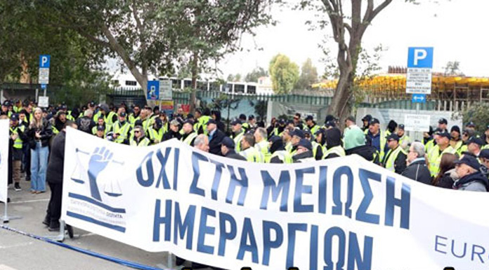 Güney Kıbrıs'taki polislerden protesto eylemi