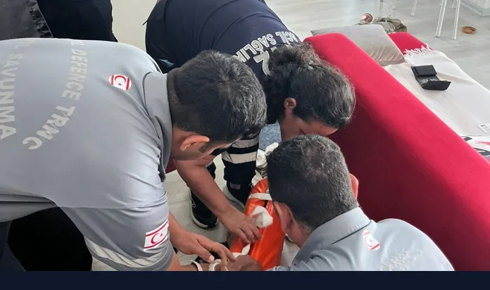 Kalçası kırılınca evde mahsur kalan vatandaşa Sivil Savunma ekipleri müdahale etti!